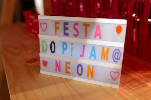 fotografo joinville, fotografo profissional, aniversario, fotografo de aniversario joinville, estudio de fotografia joinville, aniversario em casa, festa do pijama neon, festa afetiva'