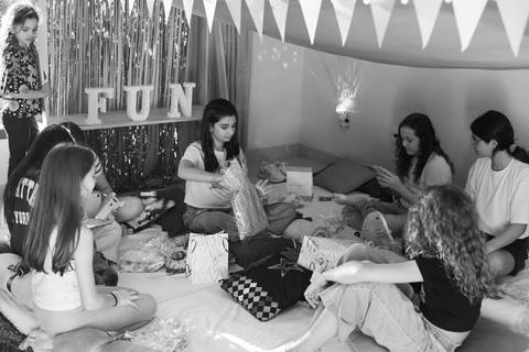 fotografo joinville, fotografo profissional, aniversario, fotografo de aniversario joinville, estudio de fotografia joinville, aniversario em casa, festa do pijama neon, festa afetiva'
