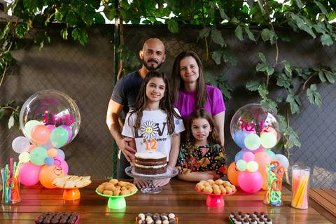 fotografo joinville, fotografo profissional, aniversario, fotografo de aniversario joinville, estudio de fotografia joinville, aniversario em casa, festa do pijama neon, festa afetiva'