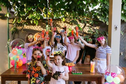 fotografo joinville, fotografo profissional, aniversario, fotografo de aniversario joinville, estudio de fotografia joinville, aniversario em casa, festa do pijama neon, festa afetiva'