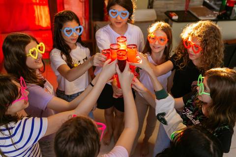 fotografo joinville, fotografo profissional, aniversario, fotografo de aniversario joinville, estudio de fotografia joinville, aniversario em casa, festa do pijama neon, festa afetiva'