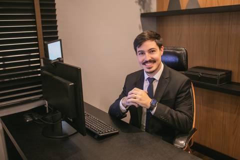 retrato coorporativo de perfil Pacheco e Cunha Advocacia Itajai advogado'