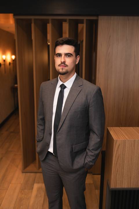 retrato coorporativo de perfil Pacheco e Cunha Advocacia Itajai advogado'