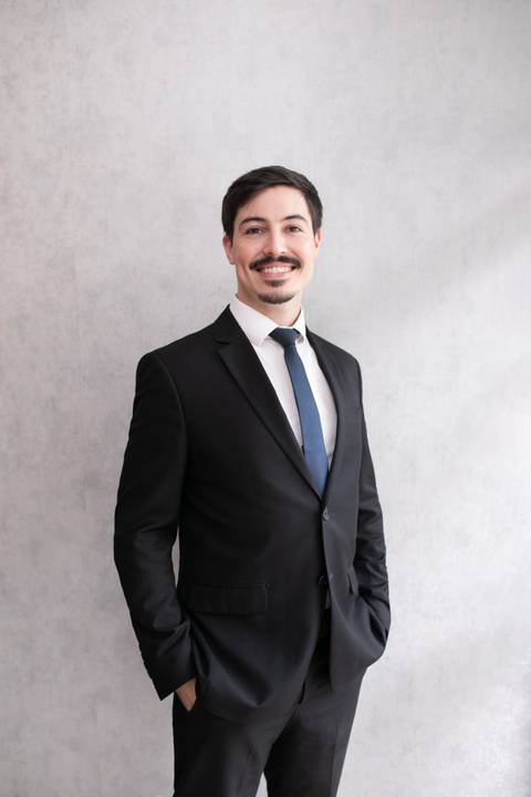 retrato coorporativo de perfil Pacheco e Cunha Advocacia Itajai advogado'