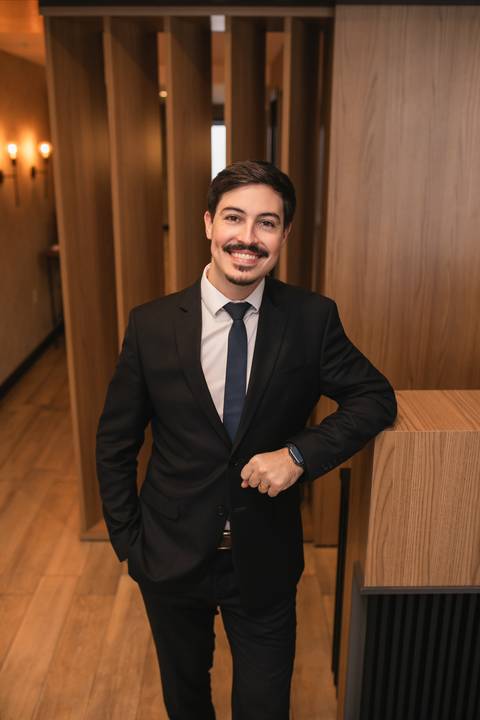 retrato coorporativo de perfil Pacheco e Cunha Advocacia Itajai advogado'