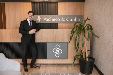 retrato coorporativo de perfil Pacheco e Cunha Advocacia Itajai advogado'