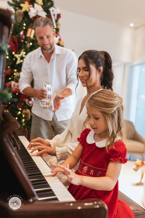 ensaio natal em casa familia ana samir carmel fotografo profissional joinville casamento aniversario fotografa estudio de fotografia piano'
