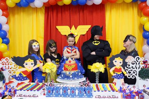 fotografo de aniversario joinville diverplay carrossel festere king park pety paio mulher maravilha decoração festa fantasia nicole 8 anos'