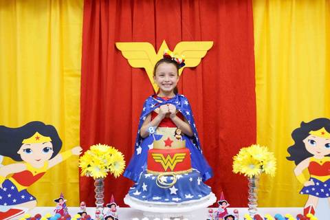 fotografo de aniversario joinville diverplay carrossel festere king park pety paio mulher maravilha decoração festa fantasia nicole 8 anos'