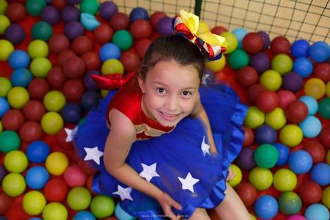 fotografo de aniversario joinville diverplay carrossel festere king park pety paio mulher maravilha decoração festa fantasia nicole 8 anos'