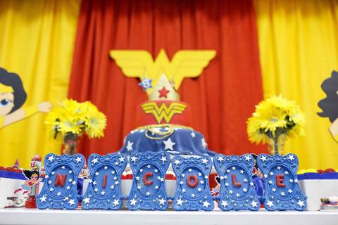 fotografo de aniversario joinville diverplay carrossel festere king park pety paio mulher maravilha decoração festa fantasia nicole 8 anos'