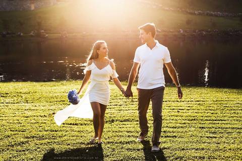 fotografo joinville casamento ensaio  pre-casamento  pre-wedding diferente lifestyle em casa noiva noivo cachorro pet mini wedding Fernanda Sander Lago da Serra Campo alegre noivos'