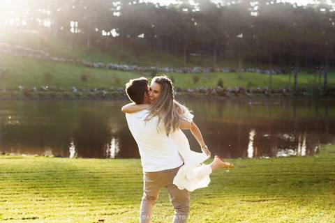 fotografo joinville casamento ensaio  pre-casamento  pre-wedding diferente lifestyle em casa noiva noivo cachorro pet mini wedding Fernanda Sander Lago da Serra Campo alegre noivos'