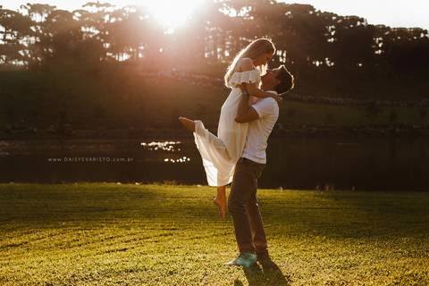 fotografo joinville casamento ensaio  pre-casamento  pre-wedding diferente lifestyle em casa noiva noivo cachorro pet mini wedding Fernanda Sander Lago da Serra Campo alegre noivos'