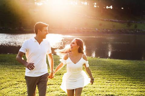 fotografo joinville casamento ensaio  pre-casamento  pre-wedding diferente lifestyle em casa noiva noivo cachorro pet mini wedding Fernanda Sander Lago da Serra Campo alegre noivos'