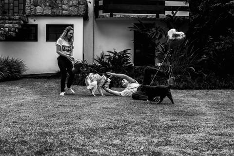 fotografo joinville casamento ensaio  pre-casamento  pre-wedding diferente lifestyle em casa noiva noivo cachorro pet mini wedding Fernanda Sander Lago da Serra Campo alegre noivos'