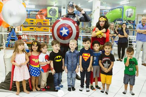 fotografo aniversario casamento ensaio gestante gravida gravidez estudio joinville festa capitao america festere festas fotografia decoração mulher maravilha'