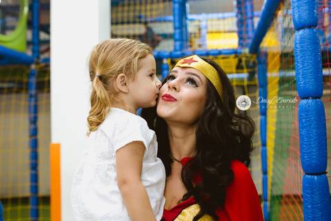 fotografo aniversario casamento ensaio gestante gravida gravidez estudio joinville festa capitao america festere festas fotografia decoração mulher maravilha'