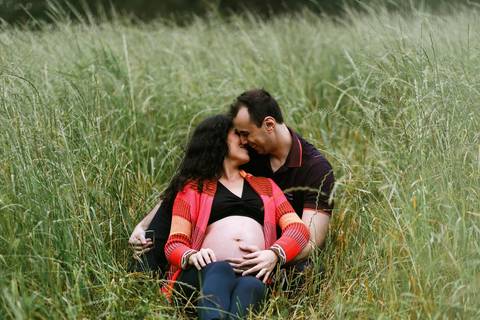 ensaio gestante gravidez gravida gravidos maternidade fotografo joinville ensaio em casa lifestyle  revista babies cheila e fabiano ensaio diferente no campo casa do lago campo alegre fumaça baby boy'