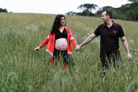ensaio gestante gravidez gravida gravidos maternidade fotografo joinville ensaio em casa lifestyle  revista babies cheila e fabiano ensaio diferente no campo casa do lago campo alegre fumaça baby boy'