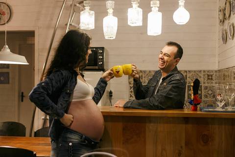 ensaio gestante gravidez gravida gravidos maternidade fotografo joinville ensaio em casa lifestyle  revista babies cheila e fabiano ensaio diferente no campo casa do lago campo alegre fumaça baby boy'