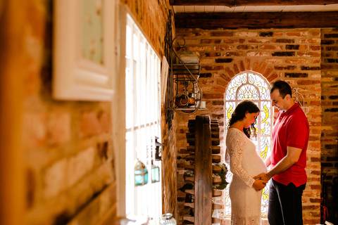 ensaio gestante gravidez gravida gravidos maternidade fotografo joinville ensaio em casa lifestyle  revista babies cheila e fabiano ensaio diferente no campo casa do lago campo alegre fumaça baby boy'