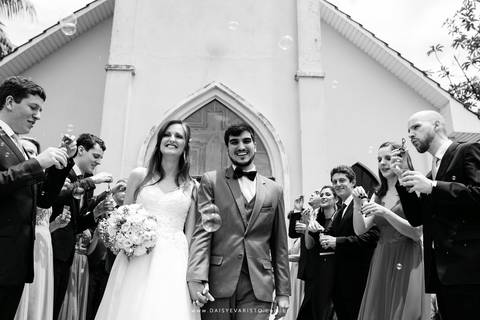 cerimonialista decoração Fran e Thiago Igreja Luterana Joinville Deise Deisy Daysi Daisy Evaristo Fotografa saida noivos bolha'