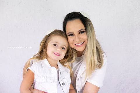 ensaio estudio fotografico joinville daisy evaristo acompanhamento do bebe família ensaio mae e filha'
