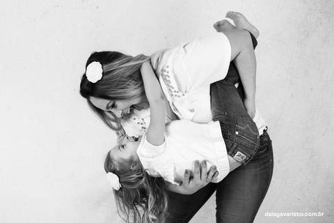 ensaio estudio fotografico joinville daisy evaristo acompanhamento do bebe família ensaio mae e filha'