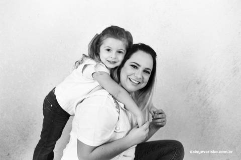 ensaio estudio fotografico joinville daisy evaristo acompanhamento do bebe família ensaio mae e filha'