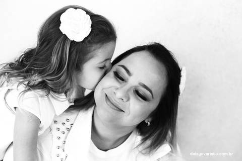 ensaio estudio fotografico joinville daisy evaristo acompanhamento do bebe família ensaio mae e filha'