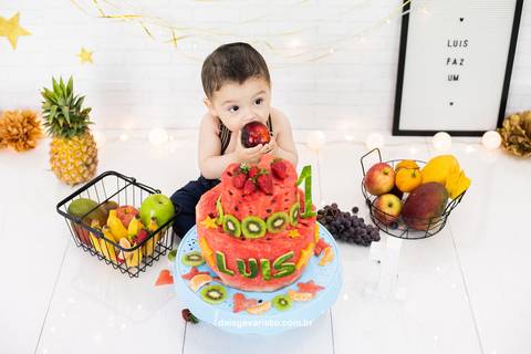 ensaio estudio fotografico joinville daisy evaristo acompanhamento do bebe família smash the cake the fruit bolo de melancia feira da fruta nutrição infantil'