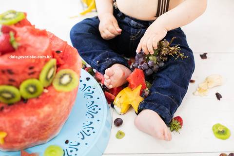 ensaio estudio fotografico joinville daisy evaristo acompanhamento do bebe família smash the cake the fruit bolo de melancia feira da fruta nutrição infantil'