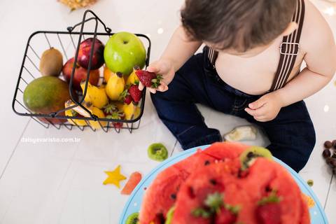 ensaio estudio fotografico joinville daisy evaristo acompanhamento do bebe família smash the cake the fruit bolo de melancia feira da fruta nutrição infantil'