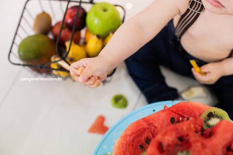 ensaio estudio fotografico joinville daisy evaristo acompanhamento do bebe família smash the cake the fruit bolo de melancia feira da fruta nutrição infantil'