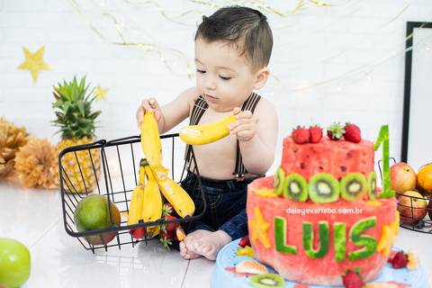 ensaio estudio fotografico joinville daisy evaristo acompanhamento do bebe família smash the cake the fruit bolo de melancia feira da fruta nutrição infantil'