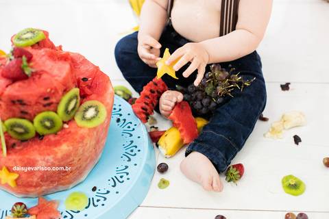 ensaio estudio fotografico joinville daisy evaristo acompanhamento do bebe família smash the cake the fruit bolo de melancia feira da fruta nutrição infantil'