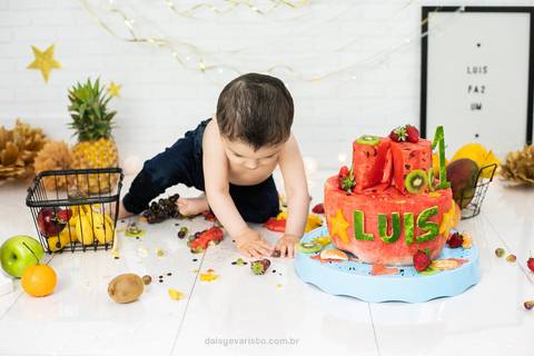 ensaio estudio fotografico joinville daisy evaristo acompanhamento do bebe família smash the cake the fruit bolo de melancia feira da fruta nutrição infantil'