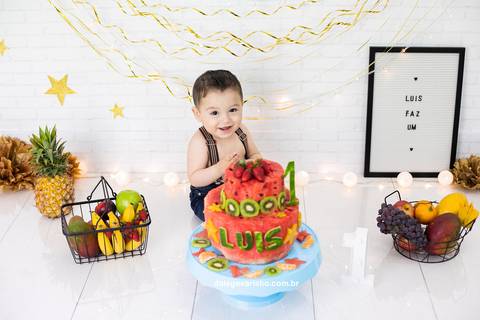 ensaio estudio fotografico joinville daisy evaristo acompanhamento do bebe família smash the cake the fruit bolo de melancia feira da fruta nutrição infantil'