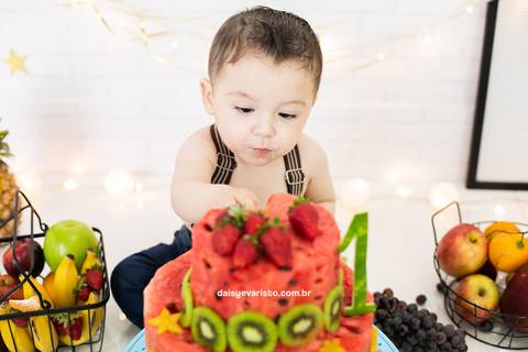 ensaio estudio fotografico joinville daisy evaristo acompanhamento do bebe família smash the cake the fruit bolo de melancia feira da fruta nutrição infantil'