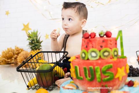 ensaio estudio fotografico joinville daisy evaristo acompanhamento do bebe família smash the cake the fruit bolo de melancia feira da fruta nutrição infantil'