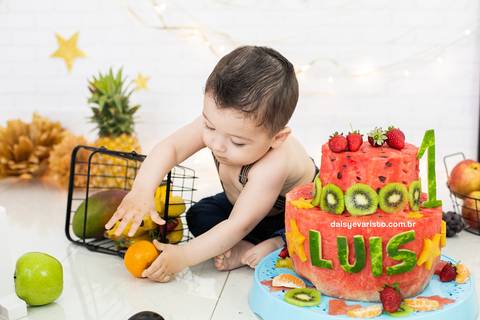 ensaio estudio fotografico joinville daisy evaristo acompanhamento do bebe família smash the cake the fruit bolo de melancia feira da fruta nutrição infantil'