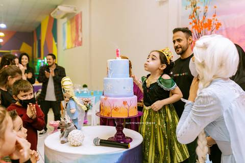 Alicia 6 anos Daisy Evaristo Fotografia decoração Frozen in festa buffet fotografo profissional casa de festa aniversario joinville personagem vivo'