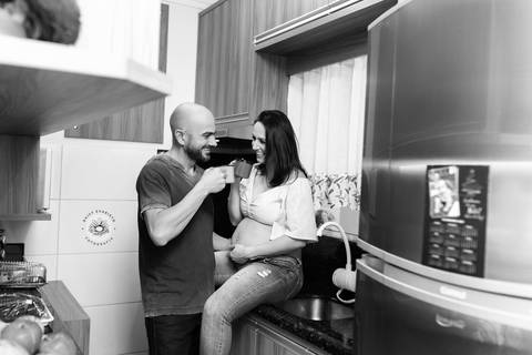 ensaio gestante em casa joinville fotografo profissional tami coradelli daisy evaristo estudio de fotografia cozinha'