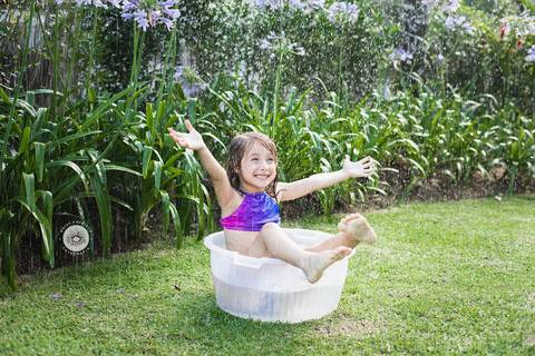 daisy evaristo fotografia carmel sereia mermaid ensaio familia em casa fotografo profissional joinville quintal banho de mangueira natal'