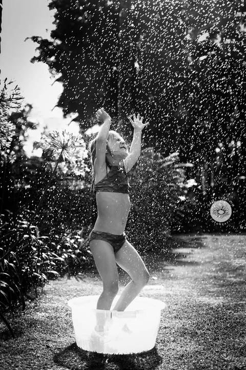 daisy evaristo fotografia carmel sereia mermaid ensaio familia em casa fotografo profissional joinville quintal banho de mangueira natal'