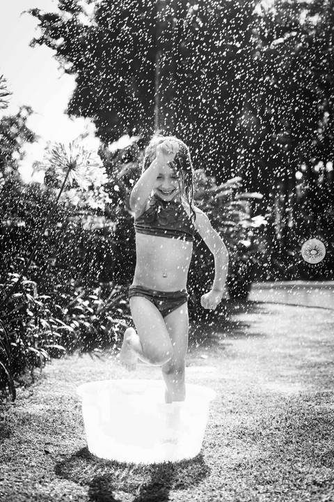 daisy evaristo fotografia carmel sereia mermaid ensaio familia em casa fotografo profissional joinville quintal banho de mangueira natal'