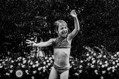 daisy evaristo fotografia carmel sereia mermaid ensaio familia em casa fotografo profissional joinville quintal banho de mangueira natal'