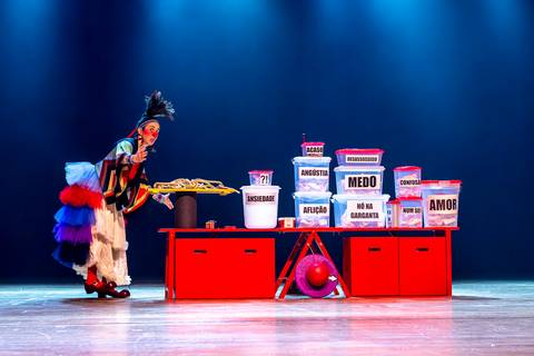 Espetáculo SOS Quase Tudo'