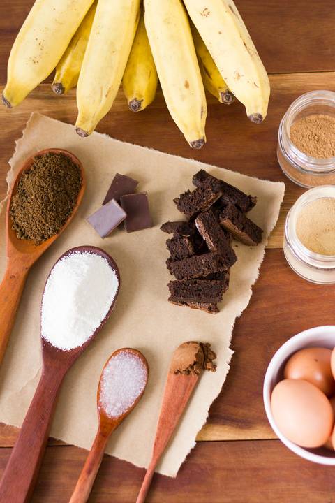 Brownie fit de Banana fotografado em uma mesa rustica cheia de ingredientes para a marca brownana brownies funcionais em Vitória Espírito Santo Brasil'